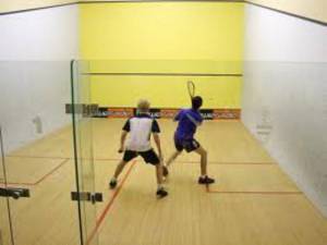 SQUASH : 2 cours de squash sont disponibles dans notre club à la Valentine